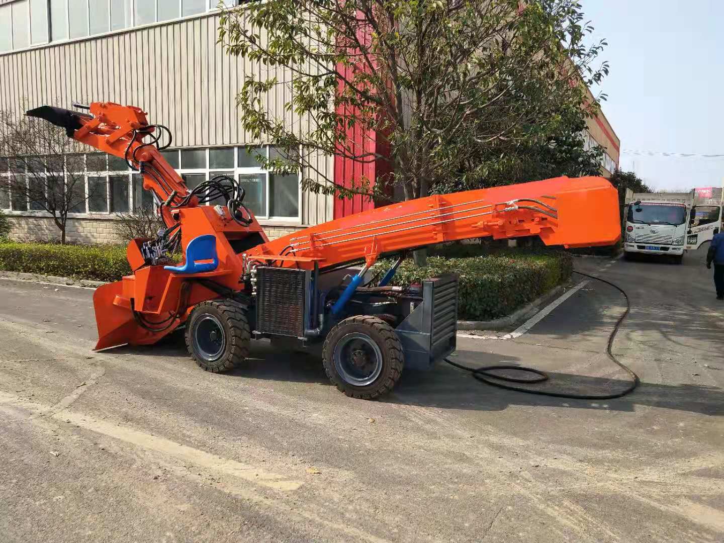 礦用扒渣機的油箱該怎樣檢查？有哪些注意事項？